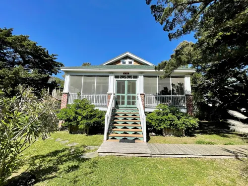 Charming Cottage with Screened Porch and Outdoor Shower - Unique Serenity