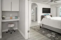 Luxurious Desert Oasis - Saltwater Pool, Hot Tub, WiFi