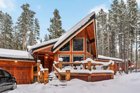 Charming A-Frame Cabin and Scenic Balcony - Inviting Alpine Retreat