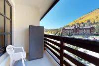 Walk to skiing, dining, entertainment - shared hot tub & fitness room Hotels in Copper Mountain