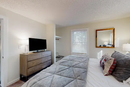 Condo in the heart of town near skiing - less than a mile to Okemo Mountain Отели в г. Ридинг