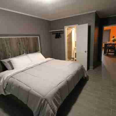 Stylish Retreat with WiFi, Parking, Patio, Fireplace, AC Rooms