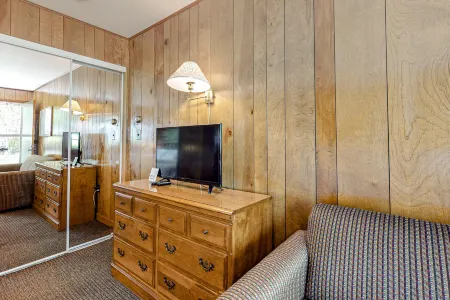 Wonderful studio steps from the bay w/free WiFi, kitchenette, great water views