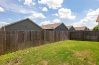 Spacious Living Area and Convenient Location - Stylish Urban Retreat Các khách sạn ở Travis County