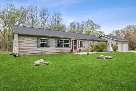 Stunning Home with Chef's Kitchen and Hot Tub - Elegant Retreat Отели в г. Дуглас