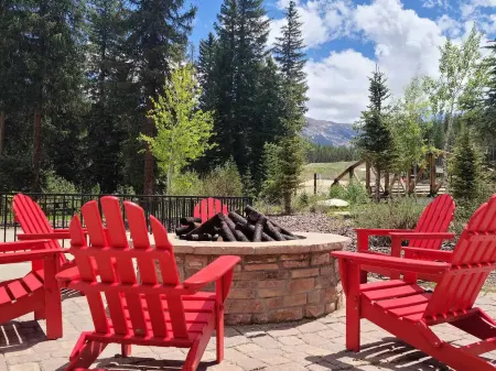 Scenic Balcony and Cozy Gas Fireplace - Spacious Mountain Retreat