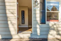 Spacious studio in the heart of Helen with flatscreen TV and free WiFi Hotels in Helen