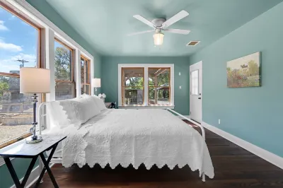 Cozy Interior and Beautiful Outdoor Space - Charming Retro Escape