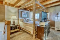 Spectacular townhouse with Lake Tahoe views, outdoor pool, & hot tub, sleeps 6