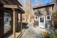 Charming Log Cabin with Hot Tub and Scenic Creek - Idyllic Retreat Các khách sạn ở Mars Hill