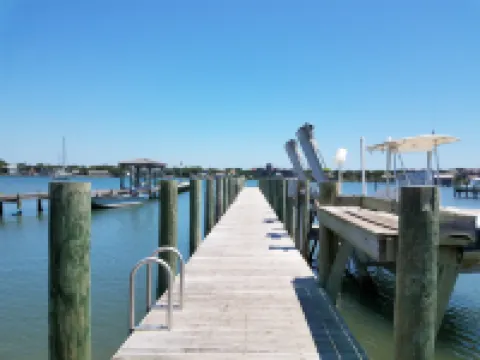 Charming Island Cottage with Harbor Access - Inviting Historic Retreat