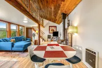 Water-view cottage on Hood Canal - wood stove, beach access, kayaks - 1 Dog OK Các khách sạn ở Seabeck