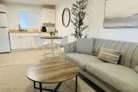 Kitchenette and Ideal Location Near the Beach - Charming Oasis Hotels in Rockaway Beach