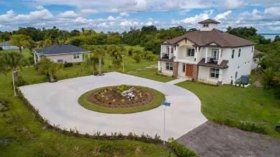 Luxurious Master Suite with Wet Room and Balconies - Stunning Getaway Hotel in zona Publix Super Market at University Palms Shopping Center