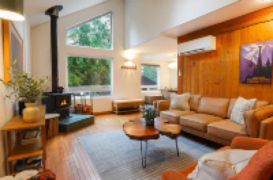 Cozy Hideaway with Modern Comforts - Inviting Mountain Retreat