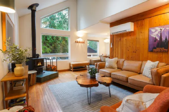 Cozy Hideaway with Modern Comforts - Inviting Mountain Retreat