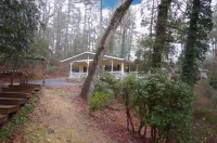 Breathtaking Lake Views and Cozy Outdoor Deck - Serene Getaway Hotels in Highlands