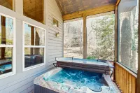 Lovely riverfront cabin in secluded setting w/ private hot tub, deck, & firepit Hôtels à : Comte de Fannin