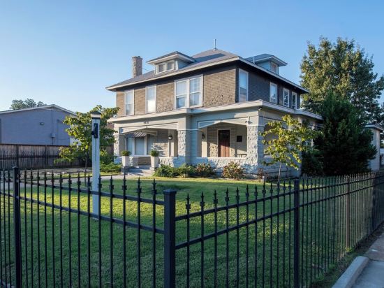 Charming 1-bedroom bungalow with large living space, WiFi, AC in midtown Memphis