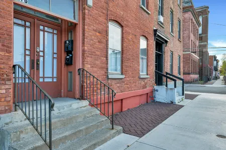 Spacious Living and High-Speed Wifi - Charming Urban Retreat