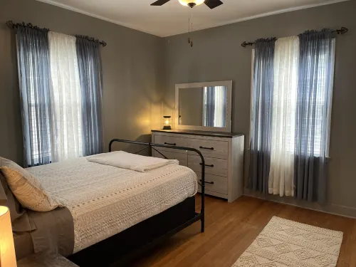 Charming Parkside Getaway - WiFi, Close to Downtown