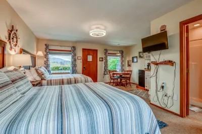 Cozy Suite with Kitchenette and Scenic Outdoor Dining - Charming Coastal Haven North Point Scenic Area - Sunset St. Access 주변 호텔