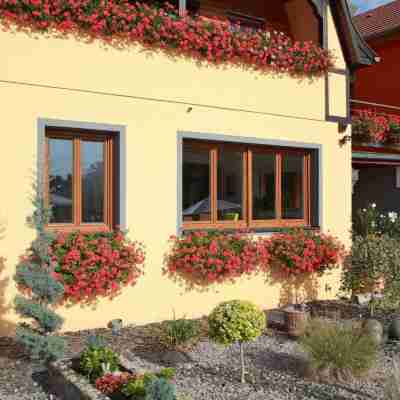 Hôtel les Portes de la Vallée Hotel Exterior