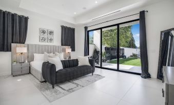 Villa Califa - Resort-style Living w/ Private Pool, Spa & Theater