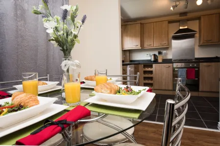 Spacious Contractor House for Large Groups with Free Parking - Kennedy House by Parker Jones Estates Отели рядом со станцией Железнодорожная станция Peterborough