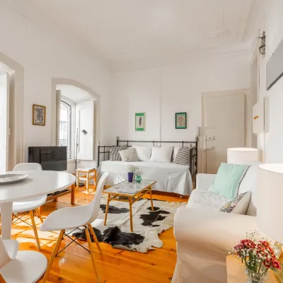 Spacious, Bright and Sunny Apartment, by TimeCooler Hotels near Museu Nacional do Azulejo