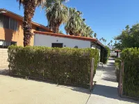 Villa E - a cozy studio in the heart ♥️ of downtown Palm Springs!