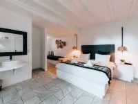 ما آ ادامسرٕ وايت ميكونوس Hotels near شاطئ باراغا (Paraga Beach)