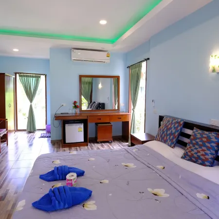 Lolita Bungalow Отели рядом с достопримечательностью «Пирс Менам»