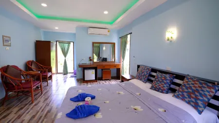 Lolita Bungalow Отели рядом с достопримечательностью «Пляж Майнам»