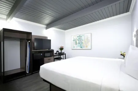 Commack Inn Отели рядом с достопримечательностью «Государственный колледж Эмпайр»