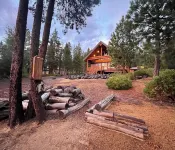 Log style Cabin near Crater Lake with Mountain Views!