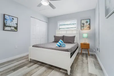 171 Washington ~ Dune Our Thing ~ Unit C ~ Fabulous Pool Home! 2 Bedroom Home by RedAwning Hotels near Palmettos Apparel