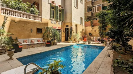 Layla Hostel Отели рядом с достопримечательностью «TUTANKHAMUN'S TREASURE»