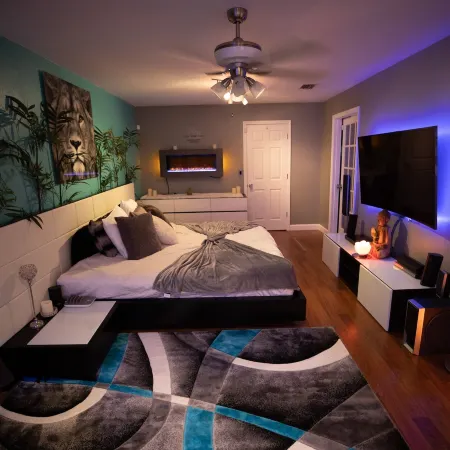 Gorgeous Urban Oasis W/Hot Tub, Heated Pool and Private Movie Theater 3 Bedroom Home by Redawning
