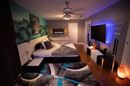 Gorgeous Urban Oasis W/Hot Tub, Heated Pool and Private Movie Theater 3 Bedroom Home by Redawning