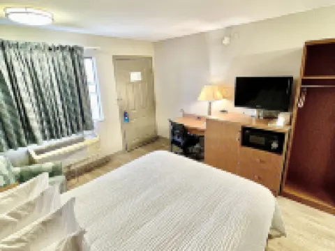 Days Inn & Suites by Wyndham Arlington Near Six Flags Hotels in Arlington