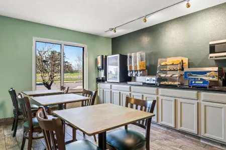 Days Inn by Wyndham Black River Falls I-94 on Atv Trail Отели в г. Adams