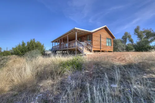 Rocky Ridge Cedar Cabin with Hot Tub & Amazing Views Hôtels à : Fredericksburg