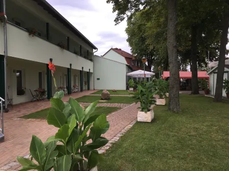 Bergschlößchen Отели в г. Тельтов-Флеминг