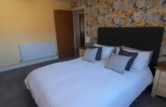 2 Bed House - Sleeps 4 - Pets - Garden - Parking