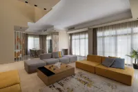 Villa With Private Pool In Beverly Hills