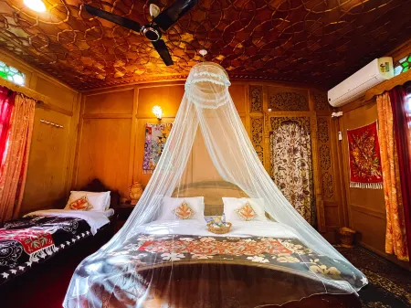 The Heritage Gemini Group of Houseboat