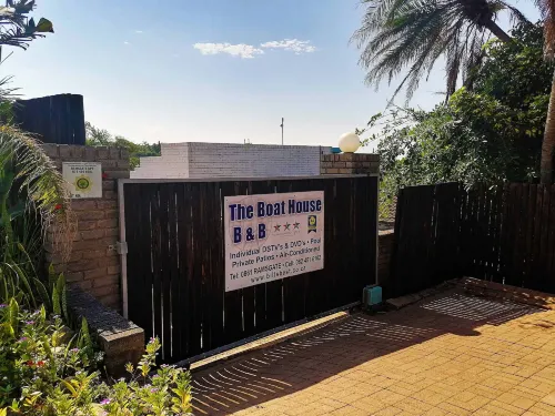 Boathouse Bed and Biscuit - Upper Deck Hotels in Margate