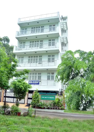 Mehra Residency at the Airport Отели рядом с достопримечательностью «Храм Йогмайи»