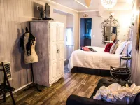 Featherbed Railroad B&B Resort Hotels in Nice